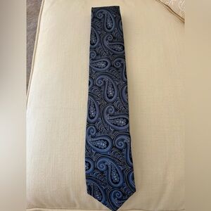 Geoffrey Beene Neck Blue/Black Paisley Neck Tie